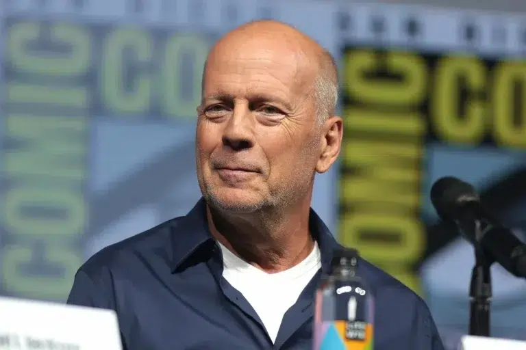Bruce Willis sigue en buena forma física, pero su lenguaje se está deteriorando, dice su esposa
