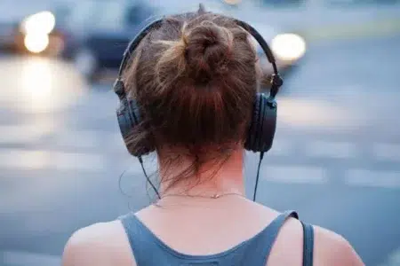La canción que muchos cantan mal: El 70% no entendió la letra