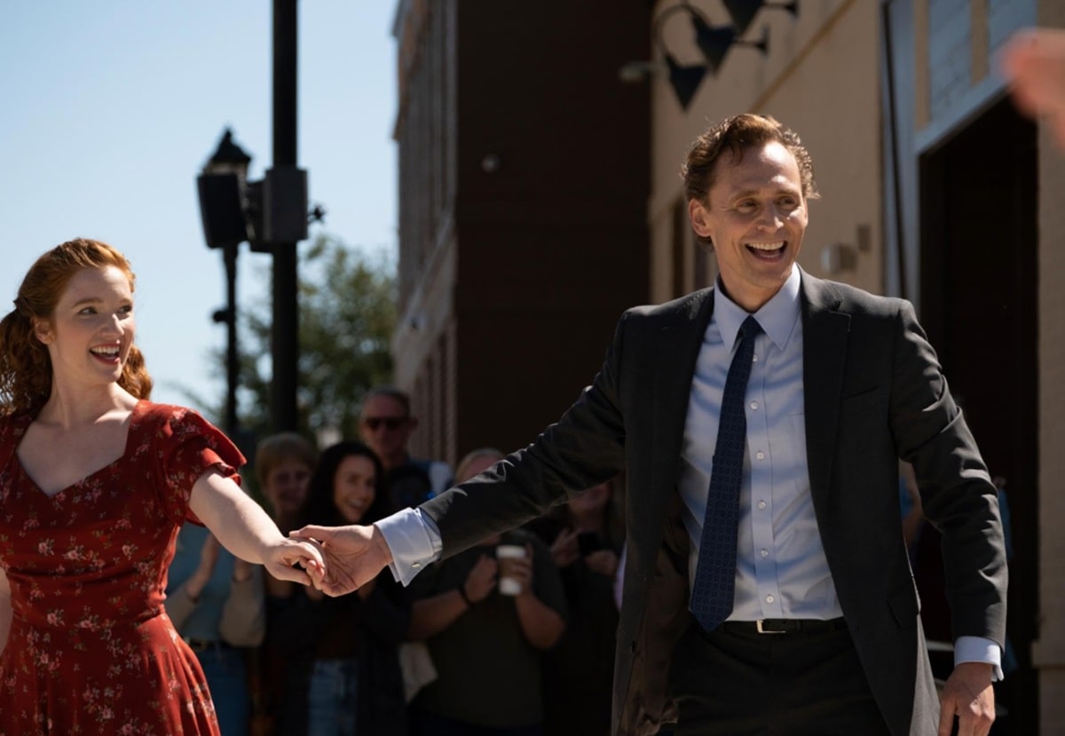 Tom Hiddleston y Annalise Basso en La vida de Chuck (2024)