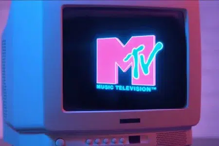 Qué canción lideraba los rankings musicales cuando MTV comenzó a transmitir MTV
