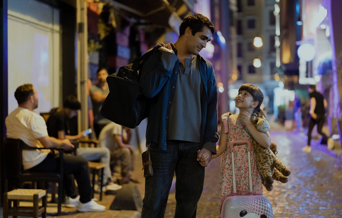 Mert Ramazan Demir y Ada Erma en Un hombre abandonado