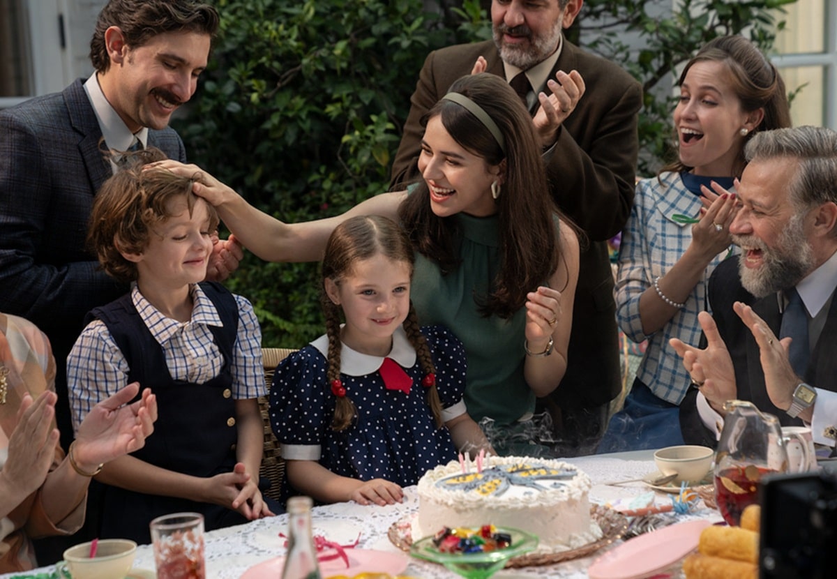 Alexander Varela es Isaac Saltzman y Marion Siro es Tamara Saltzman
