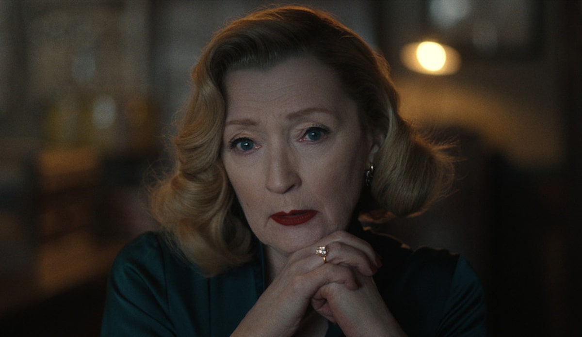 Lesley Manville es Bernice Worden