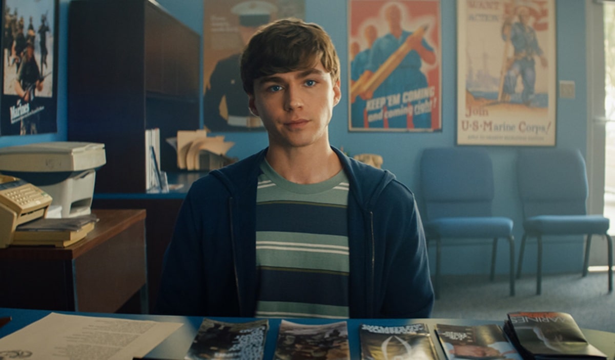 Miles Heizer es Cameron Cope