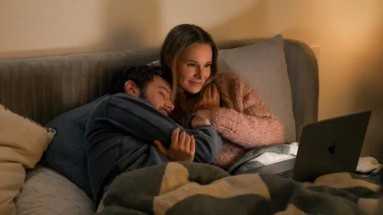 Kristen Bell y Adam Brody en Nadie quiere esto