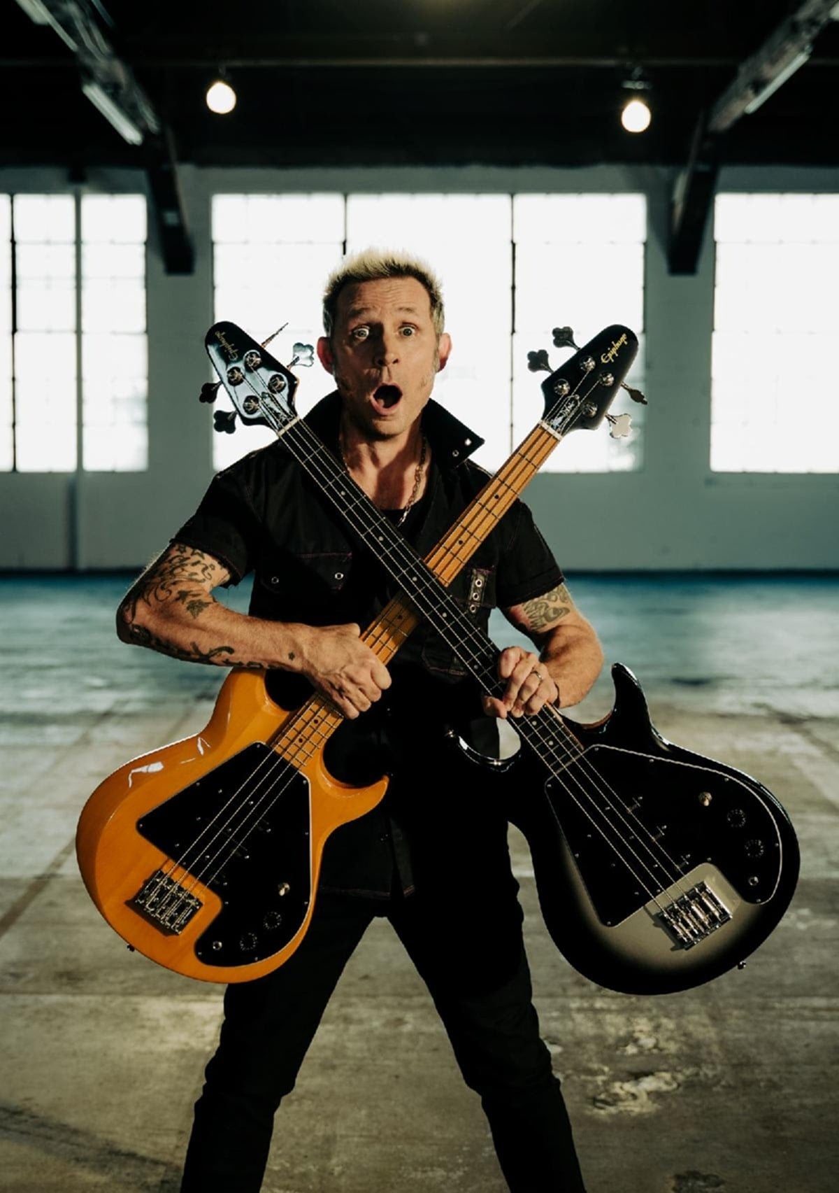 Mike Dirnt con sus Epiphone Grabber Bass G-3 Silverburst y Natural