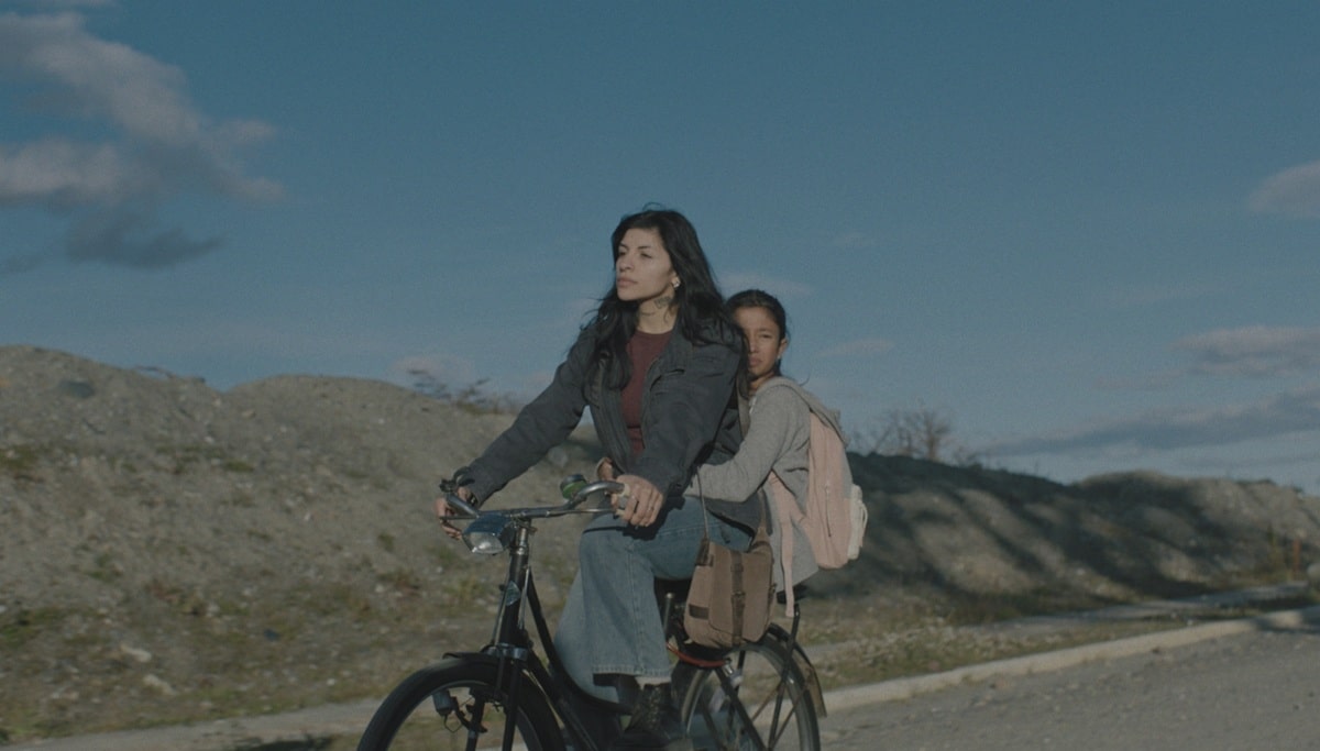 Cazzu andando en bicicleta en el film Risa y la cabina del viento