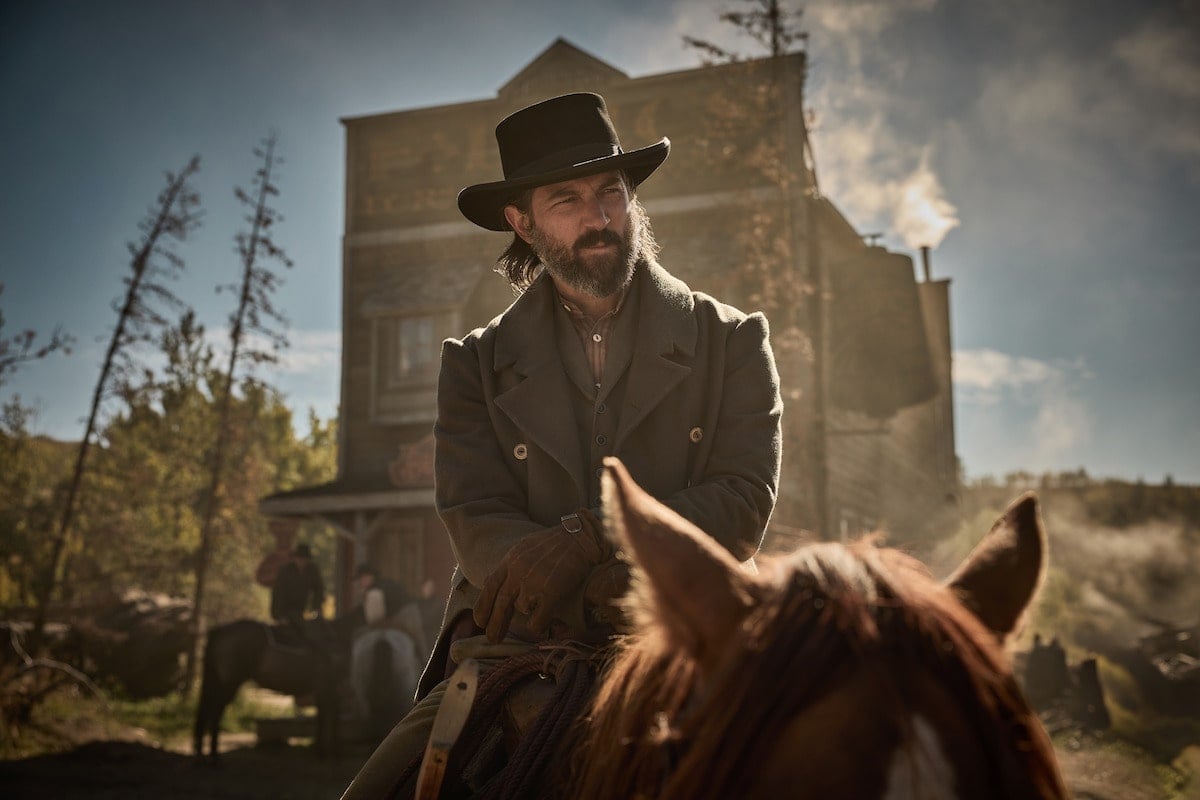 Michiel Huisman es Roache