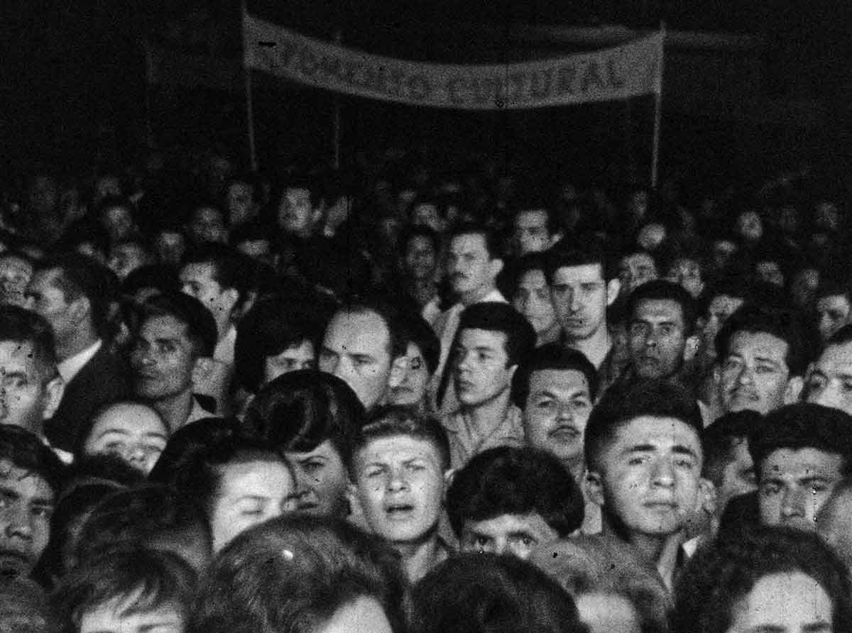 Bajo las banderas, el sol