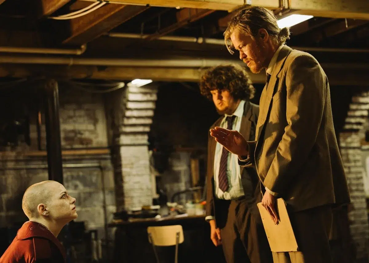 Jesse Plemons, Emma Stone y Aidan Delbis en Bugonia (2025)