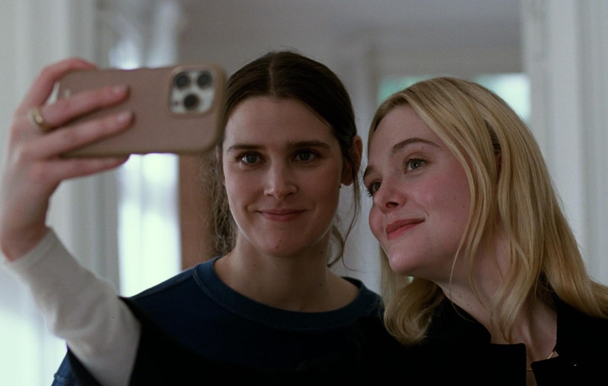 Elle Fanning y Inga Ibsdotter Lilleaas en Valor sentimental (2025)