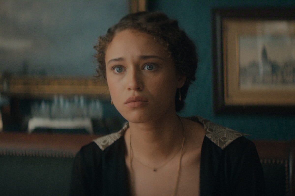Ella-Rae Smith es Loraine Wade