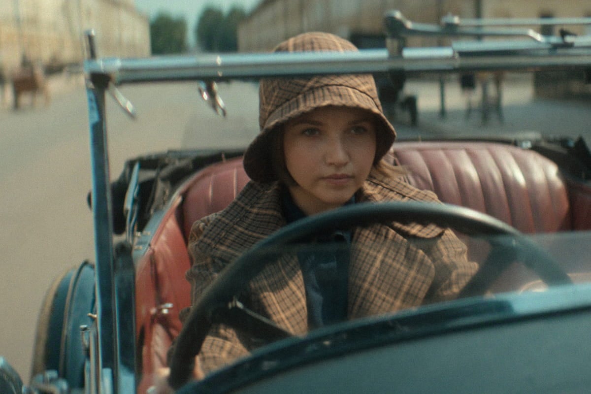 Mia McKenna-Bruce es Lady Eileen "Bundle" Brent