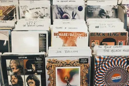 De los 60 a hoy: Las canciones más reproducidas de cada década en 2025 De los 60 a hoy: Las canciones más reproducidas de cada década en 2025
