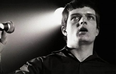 La letra de canción que aparece en la lápida de Ian Curtis La letra de canción que aparece en la lápida de Ian Curtis