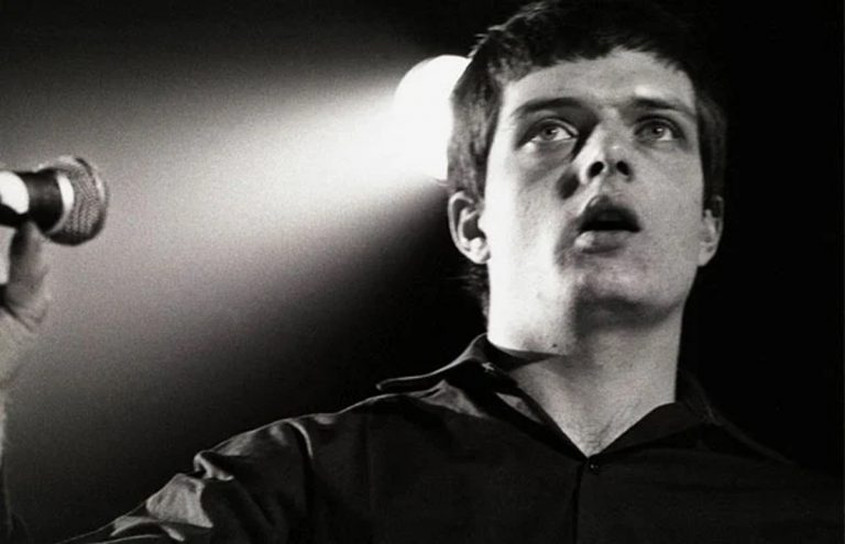 La letra de canción que aparece en la lápida de Ian Curtis