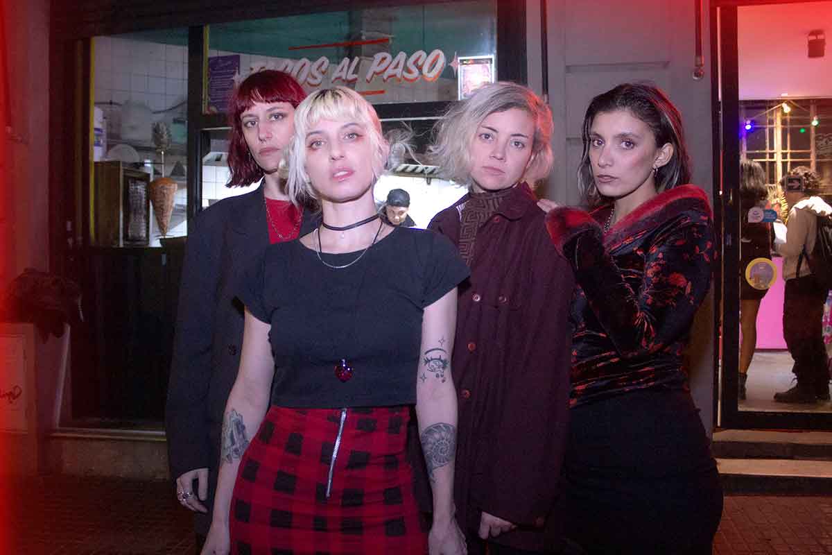 Marina Fages y su banda
