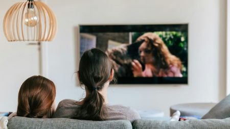 Guía para armar tu ‘cine indie’ en casa: Smart TV + parlantes