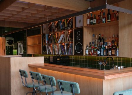 Roman Kissa Bar: El nuevo bar para escuchar vinilos en Buenos Aires