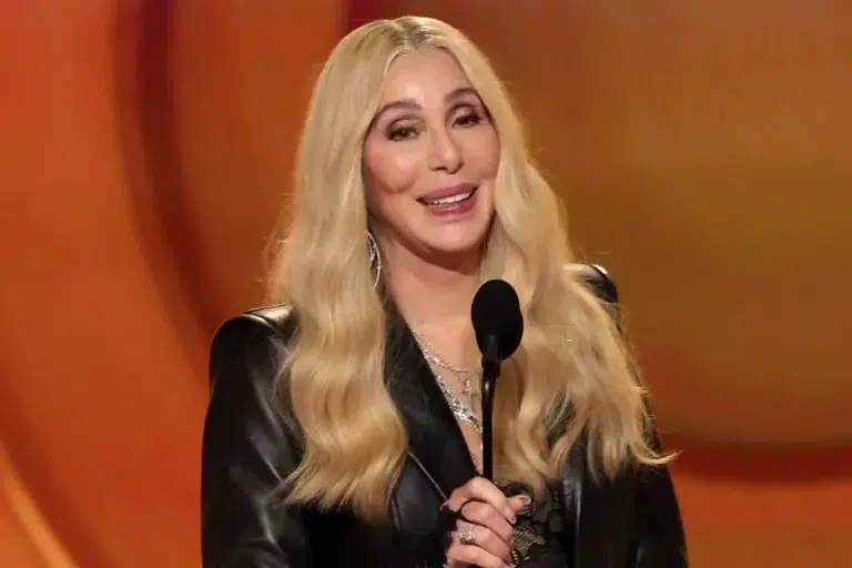 El blooper de Cher que marcó los Grammy 2026