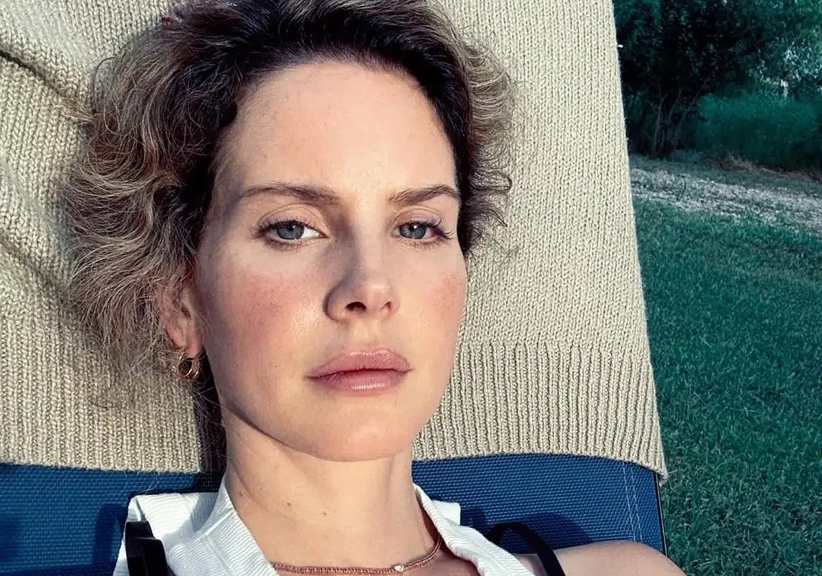 Lana Del Rey anunció el lanzamiento de su nuevo single “White Feather-Hawk Tail Deer Hunter” Lana Del Rey anunció el lanzamiento de su nuevo single “White Feather-Hawk Tail Deer Hunter”