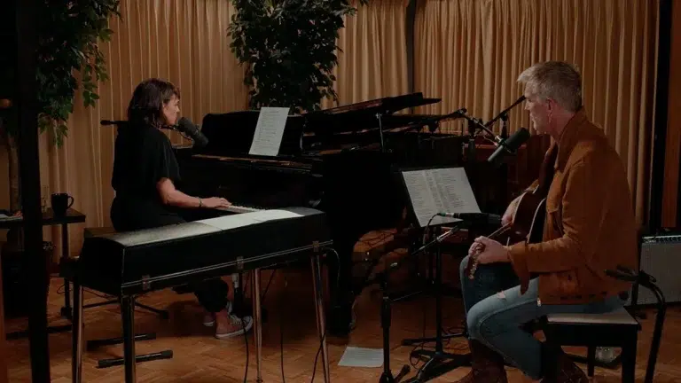 Josh Homme y Norah Jones versionaron "Somethin' Stupid" de Frank y Nancy Sinatra