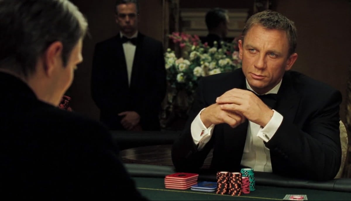 Daniel Craig jugando al póquer en Casino Royale