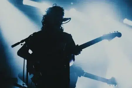 Esta fue la banda de rock “más peligrosa del mundo” cantante sobre el escenario