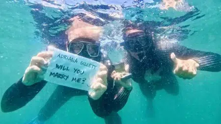 James Hetfield, líder de Metallica, pidió matrimonio rodeado de tiburones James Hetfield, líder de Metallica, pidió matrimonio rodeado de tiburones
