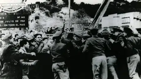 5 películas censuradas por la dictadura militar argentina La hora de los hornos, una de las películas que fueron censuradas por la dictadura