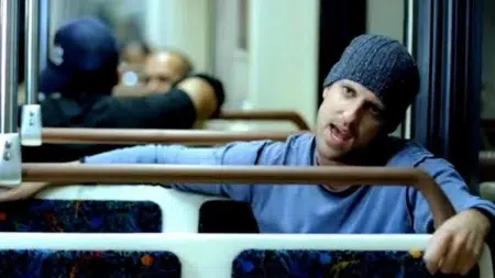 3 canciones de los 2000 para llorar… y sentirse mejor Daniel Powter en un tren como parte del video de "Bad Day"