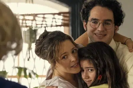 Qué ver en Netflix: 3 películas aclamadas por la crítica que el algoritmo no recomienda Rachel McAdams, Benny Safdie y Abby Ryder Fortson en ¿Estás ahí, Dios? Soy yo, Margaret (2023)