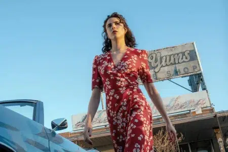 Qué ver en HBO Max: 4 películas nuevas que arrasan en vistas Margaret Qualley en una escena de Honey, No