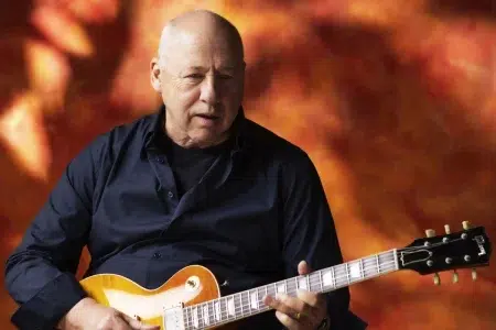 La canción con "el segundo solo de guitarra más feo del mundo" según Mark Knopfler Mark Knopfler tocando la guitarra