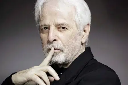 El director que Alejandro Jodorowsky detesta: "Es al que más odio, no es honesto" Alejandro Jodorowsky mirando a cámara