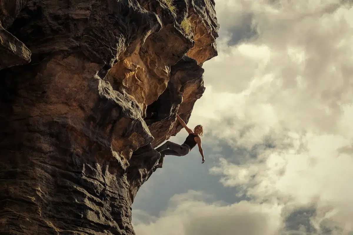 Charlize Theron escalando una montaña en Ápex
