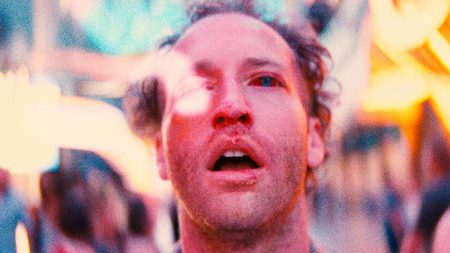 Crítica de Bagworm: La depresión y el delirio narrados a través de un body horror kafkiano Bagworm, película de Oliver Bernsen