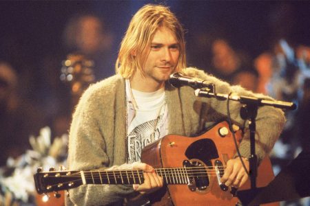 Kurt Cobain tocando la guitarra en su versión de "The Man Who Sold the World"