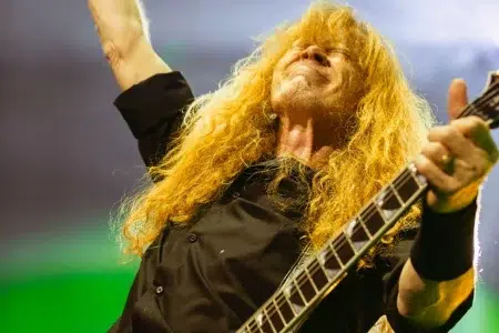 Dave Mustaine de Megadeth tocando la guitarra
