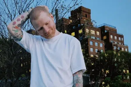 Ed Sheeran regresa a la Argentina: Fecha, lugar y entradas Ed Sheeran parado con una mano detrás de su cabeza