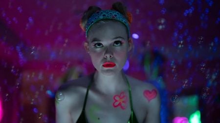 Margo tiene problemas de dinero: La serie de Apple TV que ya es tendencia Elle Fanning en una escena de Margo tiene problemas de dinero