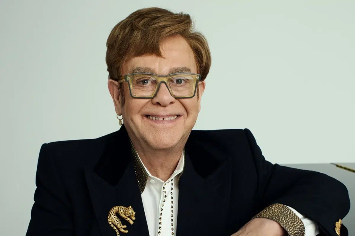La "mejor cantante de soul de todos los tiempos" según Elton John Elton John sonriendo