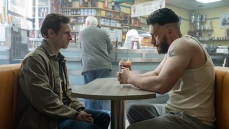 Qué ver en HBO Max: 4 series nuevas que arrasan en reproducciones Los personajes de Richard Gadd y Jamie Bell sentados en un restaurante