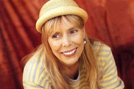 El músico con la "mejor voz" para el country según Joni Mitchell Joni Mitchell sonriendo