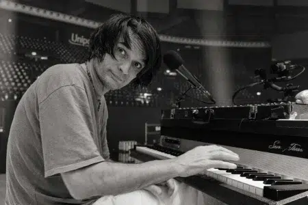 La canción de Radiohead que Jonny Greenwood quería cambiar Jonny Greenwood tocando el piano
