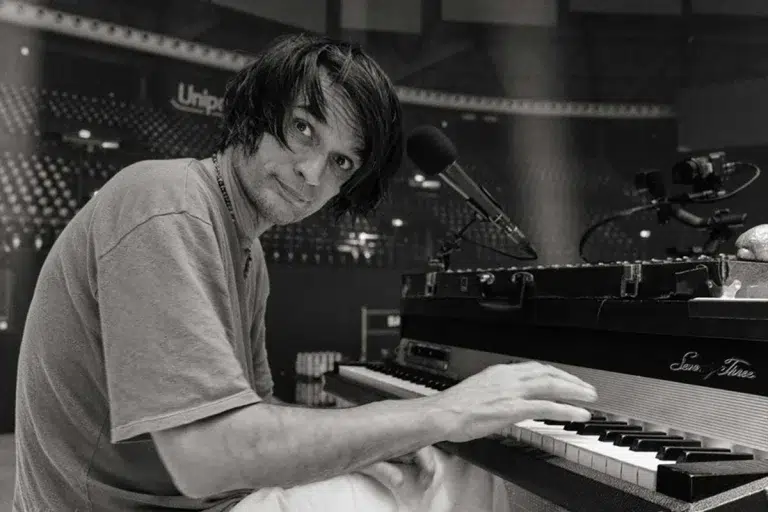 Jonny Greenwood tocando el piano
