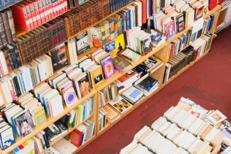 Cierra una librería histórica de Buenos Aires y liquida sus libros a precios increíbles La librería AARS cierra sus puertas tras 40 años