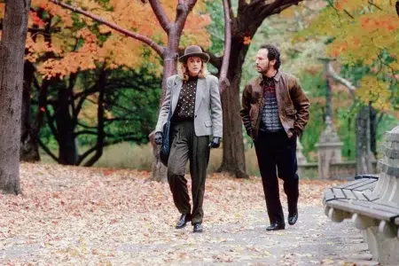 4 películas que capturan la melancolía del otoño Meg Ryan y Billy Crystal caminando por el parque en Cuando Harry conoció a Sally