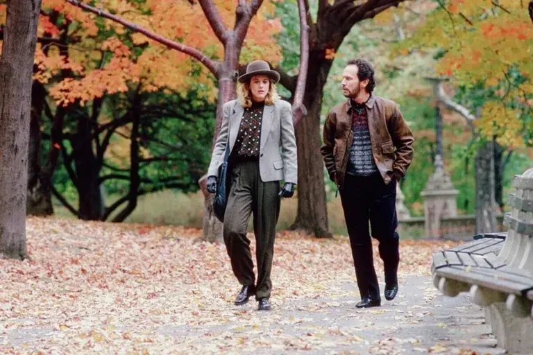 Meg Ryan y Billy Crystal caminando por el parque en Cuando Harry conoció a Sally
