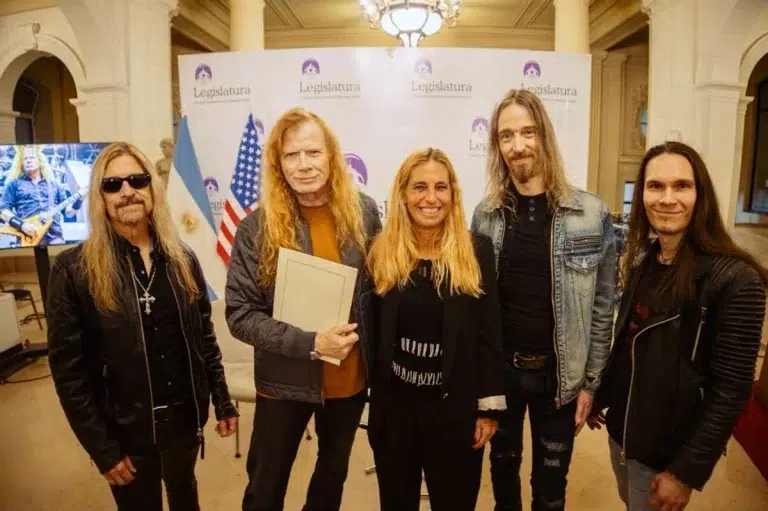 Megadeth posando en la legislatura porteña